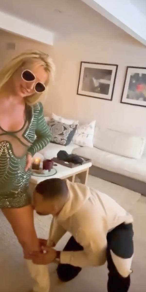 布兰妮·斯皮尔斯分享了一段奇怪的视频，一名男子在与山姆·阿斯加里分手后舔了她的腿