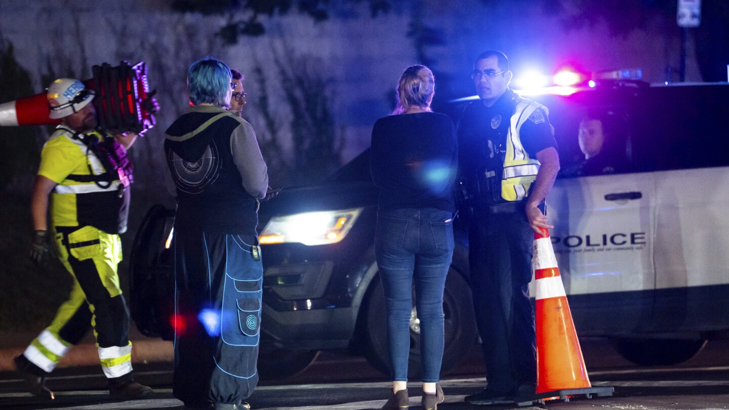 在新法律出台的一个月前，德克萨斯州的代表们在8月份与致命枪击嫌疑人对峙，但没有逮捕他