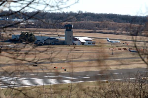 一场布拉德利-特威德机场的地盘争夺战在CT上演