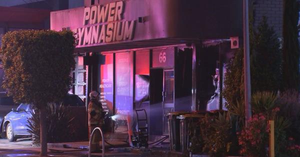 大火烧毁了墨尔本内北部与前自行车爱好者有关的健身房