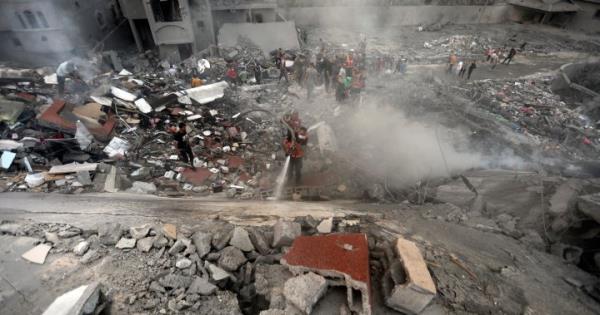 以色列军队在全国范围内与哈马斯武装分子作战，空袭摧毁了加沙难民营的住宅