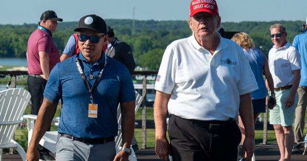 特朗普贴身男仆沃尔特·诺塔因机密文件案被推迟开庭日期