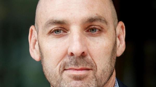 毕马威(KPMG)高管丹尼尔？邓克利(Daniel Dunkley)没有撞头