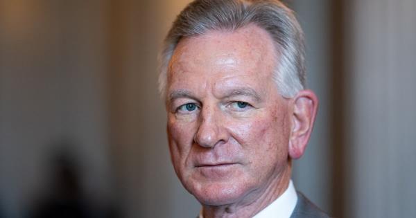 汤米·塔伯维尔在一篇严厉的评论文章中受到军事部长的抨击