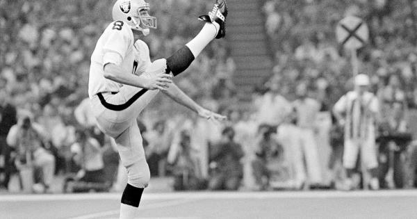 大使馆官员访问格林纳;名人堂赌客去世;机构软化阿片类药物指南｜ Hot off the Wire播客