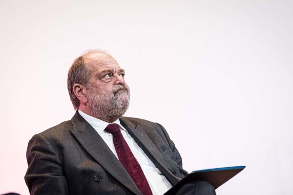 为什么法国司法部长因利益冲突而受审