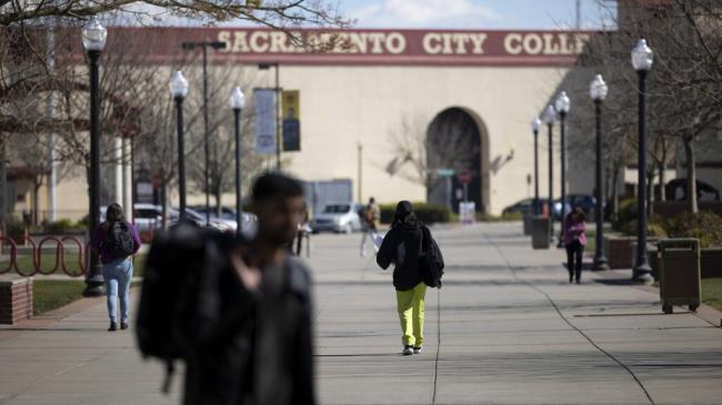 一项保证社区大学转入加州公立大学的计划夭折了现在又回来了
